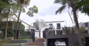 Sala envidraçada, banheiro luxuoso de mármore e terreno de 498 m²: Yudi Tamashiro deu adeus à mansão de milhões e ganhou fortuna antes de se mudar para o Japão