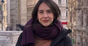 Influenciadora descobre câncer após suspeita com prótese e faz alerta; veja