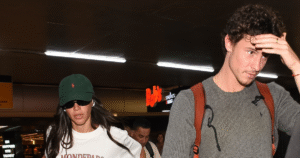 Bruna Marquezine no Carnaval de Salvador: este detalhe das Havaianas nos pés da atriz é a prova definitiva que o namoro com Shawn Mendes engatou