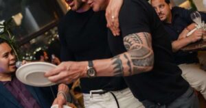 Galã da Netflix: astro internacional atrai olhares em SP