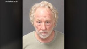 Ator Timothy Busfield é formalmente indiciado por acusações de abuso sexual infantil