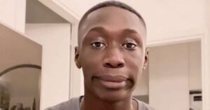 Khaby Lame, maior TikToker do mundo, autoriza a criação do seu ‘clone digital’ e gera polêmica