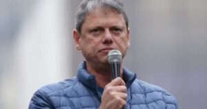 Governador Tarcísio sanciona lei que permite enterrar cães e gatos em jazigos familiares em SP