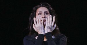 Monólogo estrelado por Maria Fernanda Cândido em Paris ‘bomba’ e precisa de sessão extra