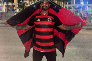 Goleiro Bruno tem liberdade condicional cassada após comparecer a jogo do Flamengo