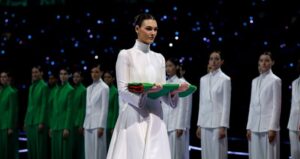 Namorada de Leonardo DiCaprio rouba a cena na abertura das Olimpíadas de Inverno