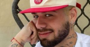 Zé Felipe exibe tatuagem no quadril e fãs suspeitam de homenagem para ex