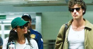 Namorado de Bruna Marquezine, Shawn Mendes evita fotógrafos ao chegar em Salvador para Carnaval 2026 após embarque com atriz no RJ. Fotos!