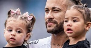 Neymar junta Mavie e Helena em momento de diversão com a família