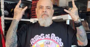 João Gordo exibe foto raríssima com esposa e filhos: ‘Família não cristã’