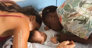 ‘Ataque de beijos’: Carol Peixinho e Thiaguinho derretem fãs ao aparecer com o filho