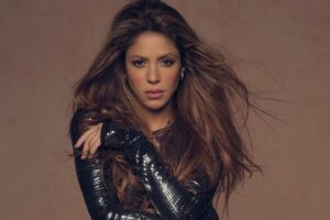 Shakira cai durante show em El Salvador, se levanta e brinca: “Sou de borracha”