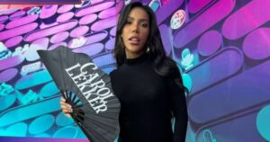 Carol Lekker é oficialmente contratada pelo SBT e se emociona ao receber crachá ao vivo