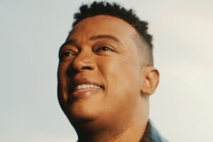 Cantor gospel cai do palco após ‘magia negra’ e sofre acidente: “O diabo…” (Vídeo)