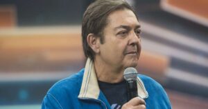 Faustão aparece em cadeira de rodas ao lado dos filhos com Luciana Cardoso, 6 meses após novos transplantes. Veja como está o apresentador
