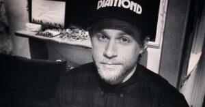 Personagem que ultrapassa o ator: o mergulho de Charlie Hunnam além do ambiente