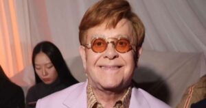 Elton John escapa de acidente aéreo após manobra arriscada de piloto para desviar de gaviões