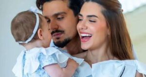 Esposa de Luan Santana mostra filha na piscina e encanta a web: ‘Peixinha’