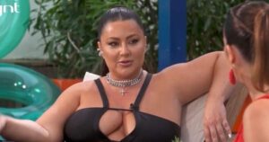 Letticia Munniz mostra estrias e faz desabafo: ‘Nem lembro’