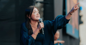 Valéria de Carrossel vira pregadora evangélica para jovens em evento cristão