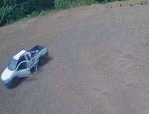 Crianças saltam de carro em movimento após soltarem freio de mão durante brincadeira; VEJA VÍDEO