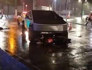 Vídeo mostra momento da batida entre Cybertruck e moto; VEJA VÍDEO