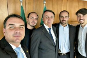 Carlos Bolsonaro faz mistério ao falar sobre ‘objetivo’, cita Bolsonaro e os irmãos e deixa apoiadores em dúvida