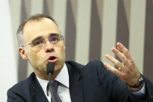 Após vazamento de reunião, André Mendonça se revolta e se reúne com PF