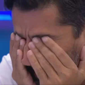Alberto Cowboy se emociona com vídeo de esposa no Presente do Anjo no BBB 26
