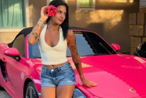 Ana Castela posa com carro de luxo rosa e é comparada à Barbie