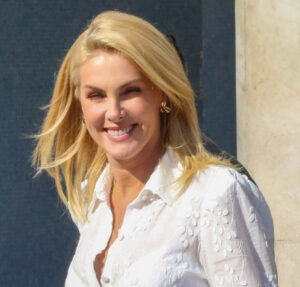 Ana Hickmann presta homenagem de aniversário à enteada, filha de Edu Guedes