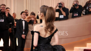 Aos 32, atriz e cantora já surgiu com 6 dedos em ensaio fotográfico; entenda