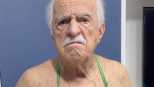 Aos 93 anos, Ary Fontoura leva os fãs à loucura ao surgir de biquíni