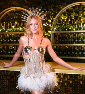 Jaquelline Grohalski rouba a cena em volta à Sapucaí como musa da Unidos de Padre Miguel