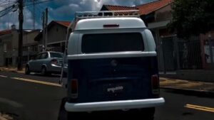 Bancos de couro, TV de 43 polegadas e dois frigobares: A Kombi de luxo que virou assunto em Santos