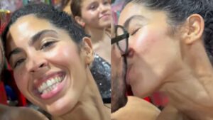 Bela Gil aparece aos beijos com moreno durante o Carnaval de Salvador