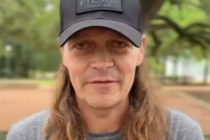 Brad Arnold, líder do 3 Doors Down, morre aos 47 anos de câncer