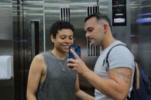 Intérprete de Blogueirinha aparece com novo affair após término do casamento