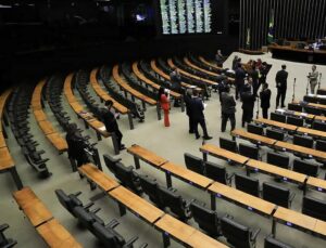 Saiba qual é o salário dos deputados federais e dos senadores