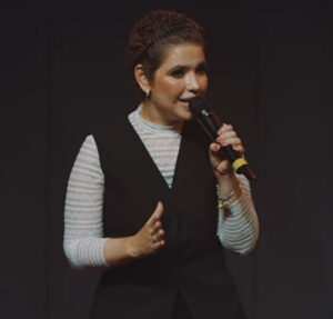 Cantora gospel Camila Campos passa por cirurgia após sequelas de câncer nos ossos