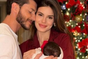 Camila Queiroz posta sequência de fotos e afirma: “Vivendo meu maior sonho”