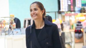 Camila Pitanga surge em rara aparição com o noivo e detalhe chama atenção