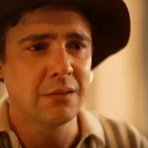 Candinho (Sergio Guizé) chora em Êta Mundo Melhor