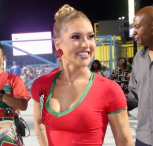 Apaixonados! Virginia Fonseca exibe presentes de Valentine’s Day dados por Vini Jr.