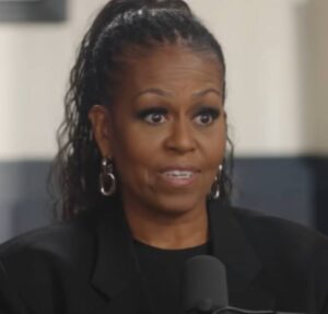 Michelle Obama faz dez furos na orelha de uma vez e revela que Barack Obama demorou para reparar