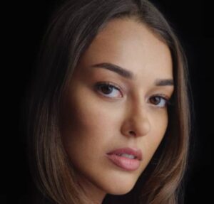 Celebi vai até trabalho de Cemre e avisa que marcou a data do divórcio. Veja o que vai rolar em Chamas do Destino nesta sexta-feira