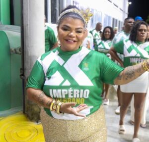 Na Sapucaí, Flora Cruz se emociona ao lembrar de Arlindo Cruz e fala sobre saudade do pai: É muito difícil