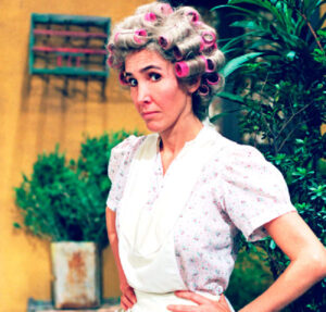 O amigo de Cengiz arromba a porta e encontra Sule caída e ensanguentada. Veja o resumo dos capítulos de Mãe