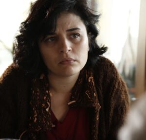 Aos prantos, Melek conta para Ecel que Zeynep foi sequestrada por Cengiz. Veja o que vai rolar em Mãe nesta quinta-feira