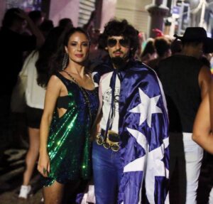 Anitta agita foliões na primeira noite de Carnaval em Salvador com look inspirado no zodíaco